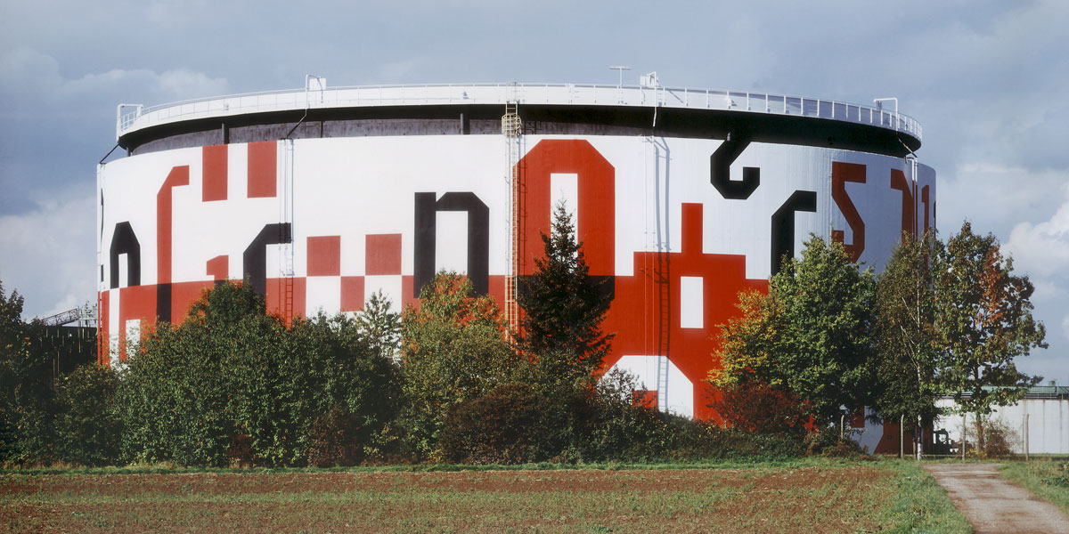 Gudrun Barenbrock – Rohoel-Tanks und Messwarte – Shell-DEA Raffinerie Koeln-Wesseling